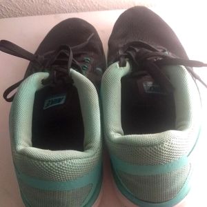 Nike women's size US 8 flex 2016 run